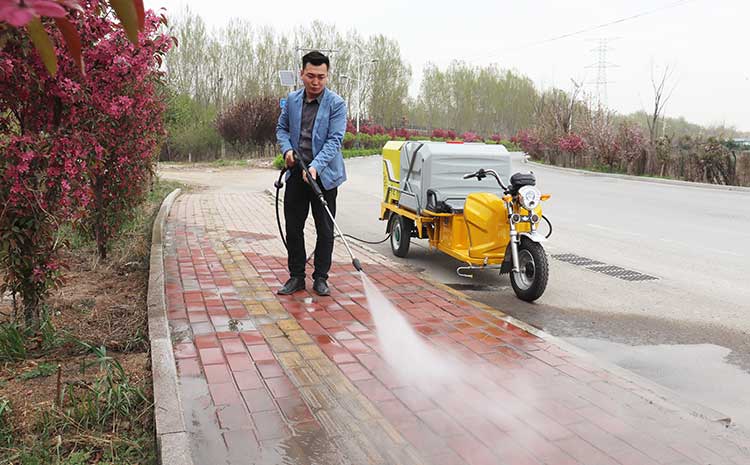 小型高壓清洗車可用于路面快速沖洗和保潔
